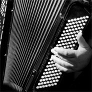 Der Akkrodeonist Manu Delago gastierte im Palác Akropolis in Prag