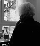 Die siebzigjährige Albertine blickt in Dialogen auf ihr Leben zurück