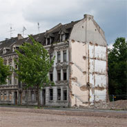 Orientierungs- und Hilflosigkeit bewegt die Geschwister dazu, sich von der Außenwelt abzuschotten