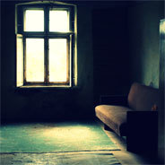 In einem Hostel kommen fünf Kulturarbeiter:innen zu einem sportlichen und geistigen Wettbewerb zusammen