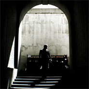 Der neue Nachbar aus dem Souterrain wird Familie Tiefenthaler schnell unheimlich