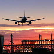 Hongkong, Airport, 23:45h: Drei Globetrotter treffen aufeinander, Exotik und Elend im Reisegepäck...