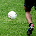 Ein Fußballspiel vor leeren Rängen