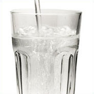 Was ist empfehlenswerter, das Wasser aus der Flasche oder dem Wasserhahn?