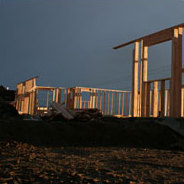 Auf einer stillgelegten Baustelle wird der Baulöwe Lummermann tot aufgefunden. Kriminalhauptkommissar Haas übernimmt den Fall