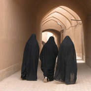 Jina erkundet zum ersten Mal den Iran, das Land ihrer Familie