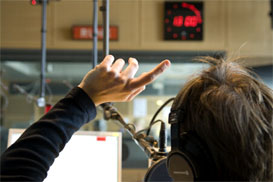 Gelesen werden die Nachrichten von Moderatoren mit tollen Stimmen