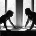 Ein Familienurlaub wird durch das neue Kindermädchen aus dem Gleichgewicht gebracht 