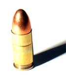 Der Buchprüfer Armand Léonard soll einem Kriminellen eine Kugel aus der Schulter holen