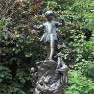 Peter Pan, der fliegende Junge, will nicht erwachsen werden