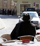 In "Tot im dritten Stock" hilft Hercule Poirot seinen jungen Nachbarn bei der Aufklärung eines Mordes...