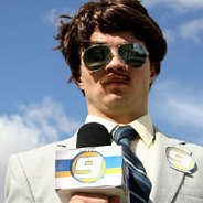 Der Investigativ-Journalist Jakubowicz entkommt einem Attentat und enthüllt eine Verschwörung