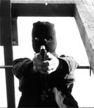 Die Frau des Polizeibeamten Lutz ist eine Bankgeisel, was wird er tun?