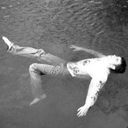 Die Vireninfektion breitet sich jetzt auch in der Welt aus und tötet die Bevölkerung, die als Untote wieder zum Leben erwecken