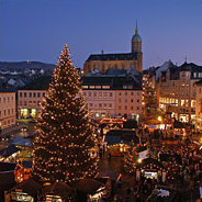 Beim weihnachtlichen Genuss kommen Käpt’n Hein und Chefkoch Jacques Bistro auf das Rätsel der verschollenen Christstollen